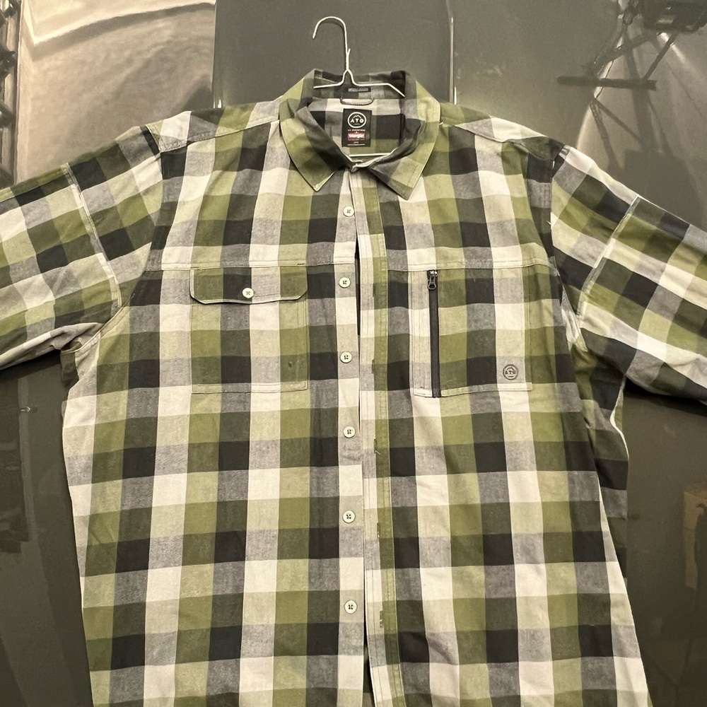 Great looking, Wrangler ATG brand men’s long sleeve shirt. XXL